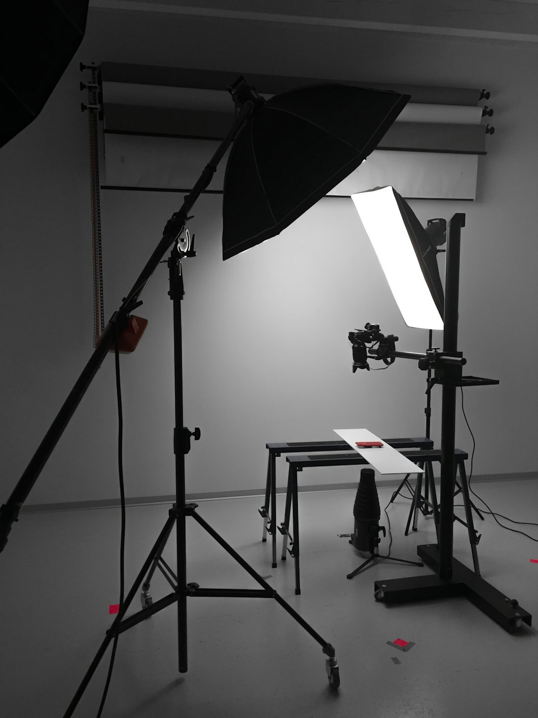 Un objeto rojo sobre una mesa blanca para fotografía.